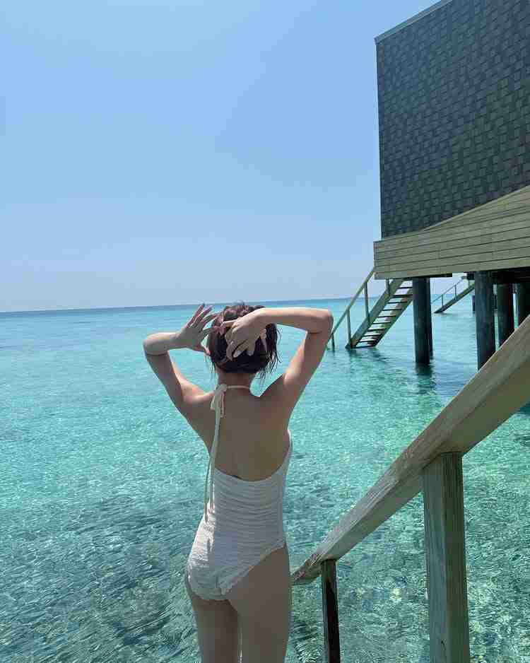 เบนซ์ ขวัญข้าว ใส่ชุดว่ายน้ำใสๆ ถ่ายรูปทะเลใส ผิวก็ขาวกระจ่างใส